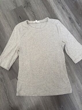 Splendid Ribbed Stretch Short-Sleeve Crewneck Top in Light Gray Small